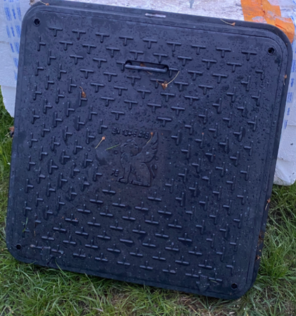 Właz PE kwadratowy 700 CZARNY